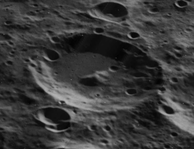 Cráter lunar Leavitt, 42.7ºS, 139.2ºW, 65 km