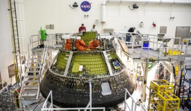La cápsula Artemis I Orion asegurada en una plataforma dentro de la Instalación de Procesamiento de Cargas Múltiples (MPPF) en el Centro Espacial Kennedy en Florida. Imagen del 6 de enero de 2023. / NASA