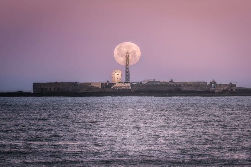 Superluna faro San Sebastián Cádiz