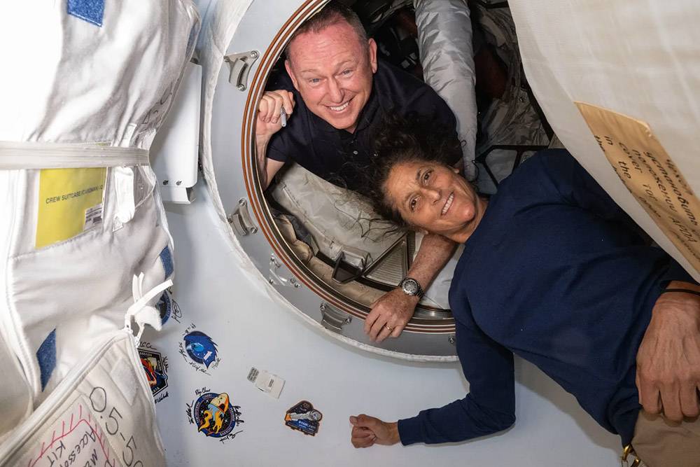 Los astronautas Butch Wilmore y Suni Williams en el 'vestíbulo' entre la cápsula Starliner y el puerto o módulo Harmony de la Estación Espacial Internacional. / NASA