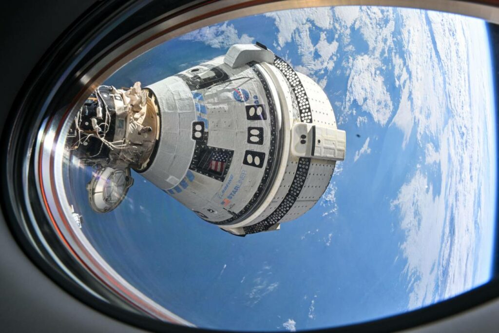 Cápsula Straliner acoplada al puerto delantero del módulo Harmony en la Estación Espacial Internacional (fotografía tomada desde una ventana de la nave espacial SpaceX Dragon Endeavour). / EFE/NASA