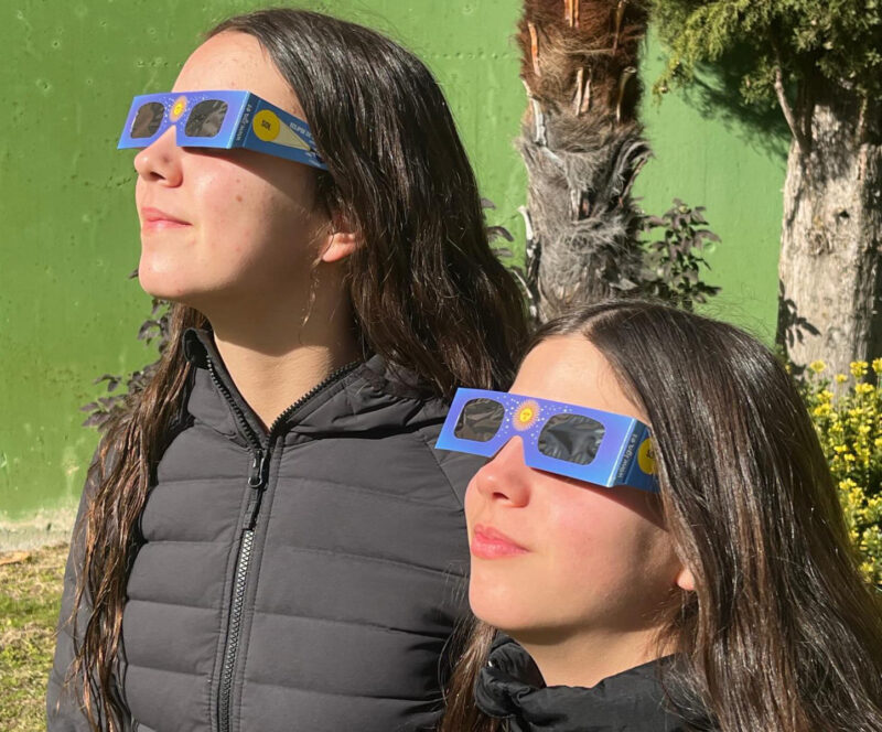Las 'gafas de eclipse' se pueden adquirir en tiendas especializadas y planetarios