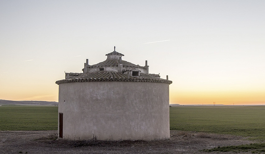 Fotografía de una campo con un centro de observación al fondo.