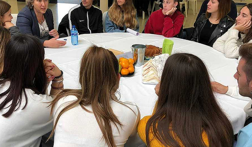 Fotografía ilustrativa del evento Café con Ciencia en el IAA (Granada).