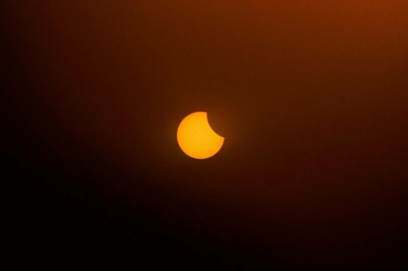 Mirar al Sol sin lentes adecuadas puede causar quemaduras en la mácula y pérdida permanente de visión. / Pexels