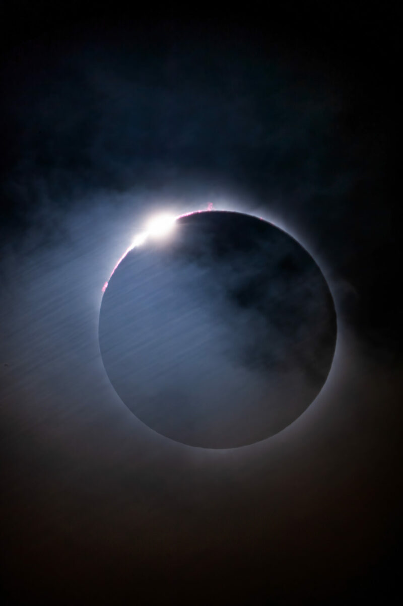 Instante en que la Luna oculta el disco solar y revela la estructura externa de la atmósfera del Sol en un eclipse total visto desde la Isla de Pascua en 2010. / A. Sánchez de Miguel