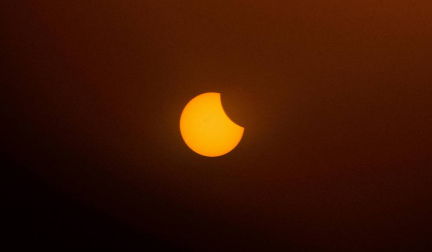 Mirar al Sol sin lentes adecuadas puede causar quemaduras en la mácula y pérdida permanente de visión. / Pexels