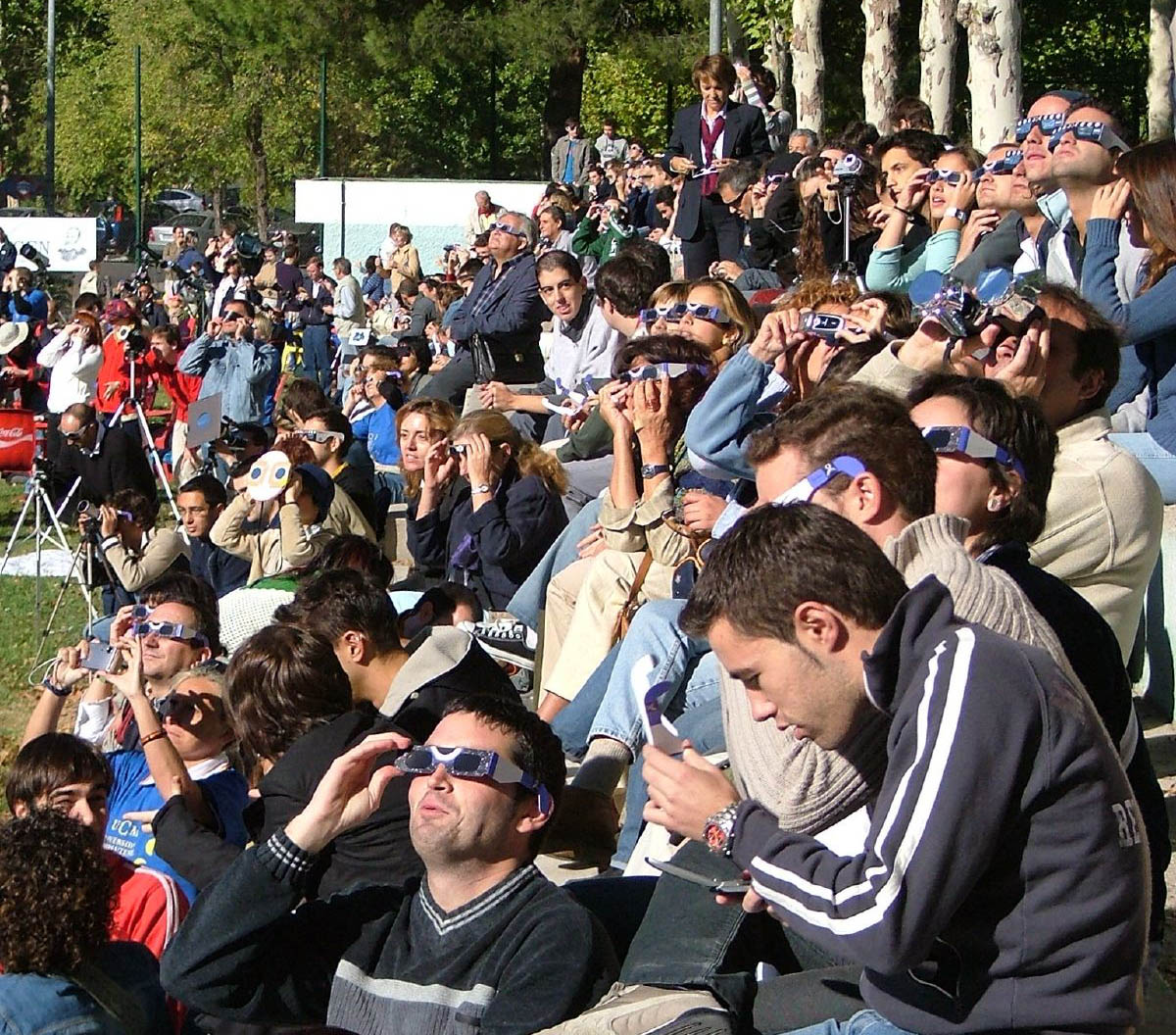 Multitud contemplando eclipse