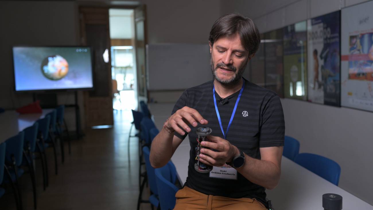 Iñaki Ordóñez explica el funcionamiento del fotómetro FreeDSM durante un taller en Cuenca