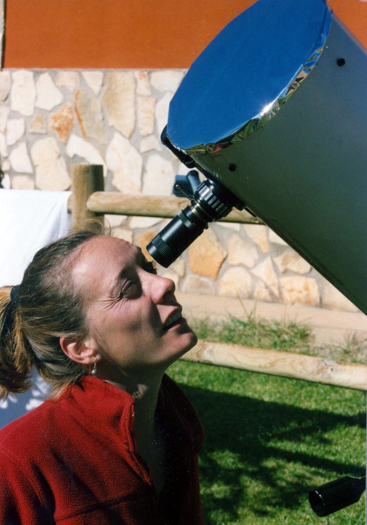 Observación del Sol a través de un telescopio reflector de tipo Newton protegido con un filtro solar frontal.
