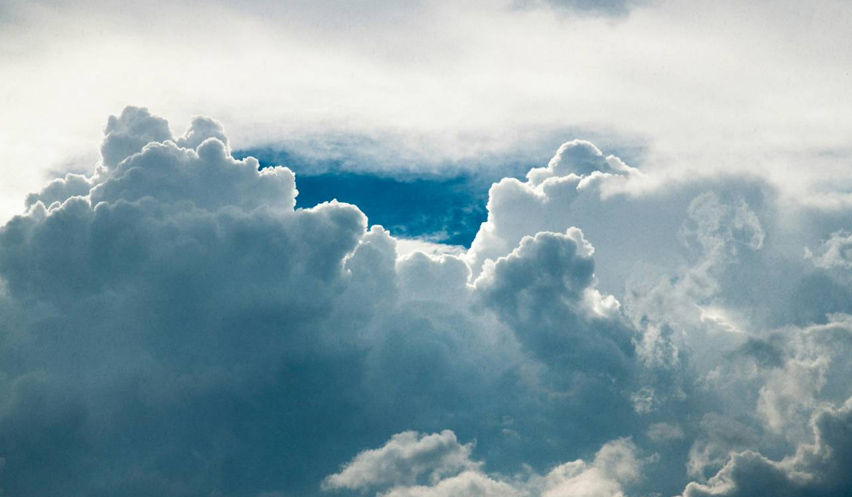 Fotografía de un cielo con nubes.