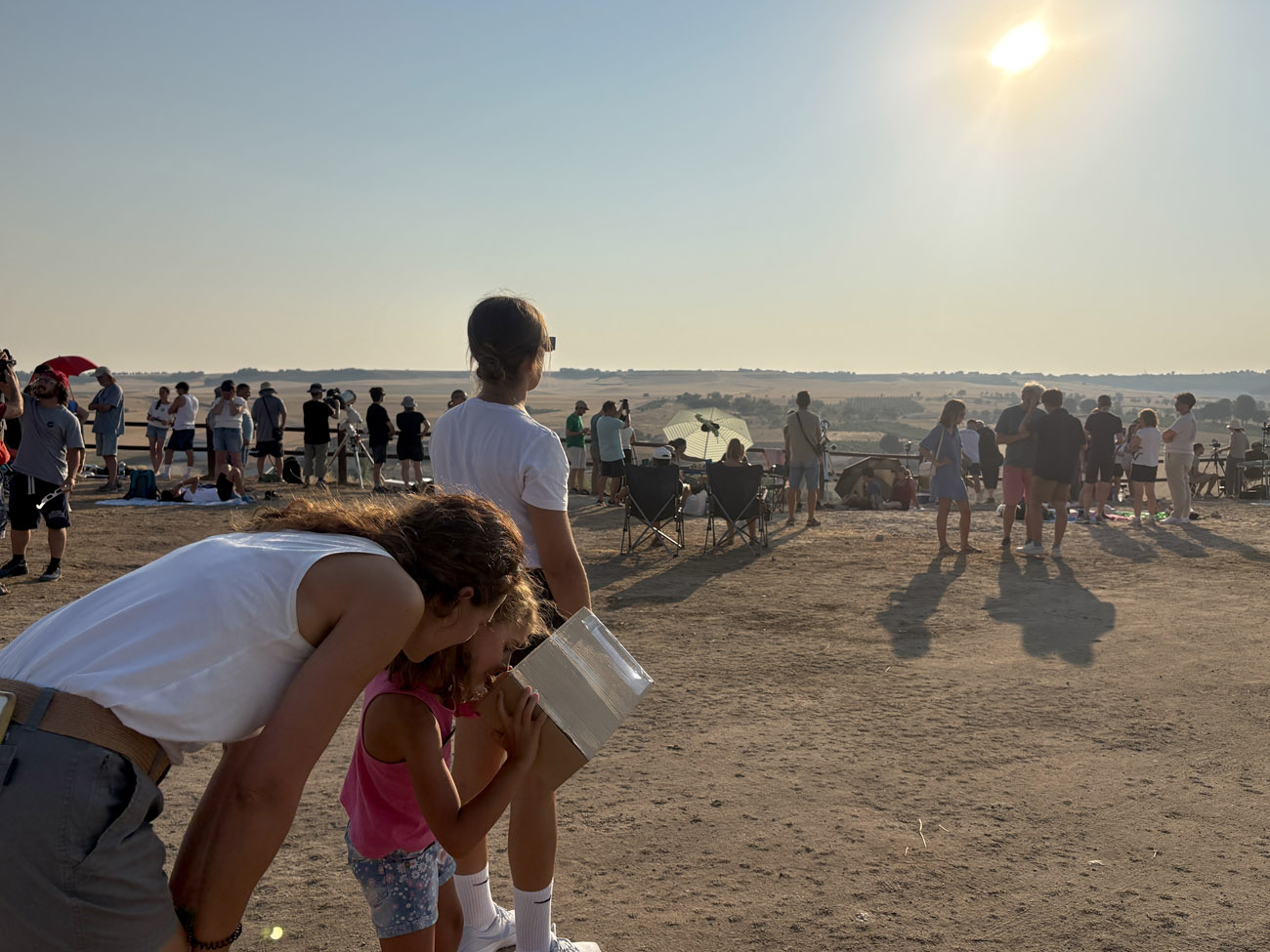 Cámara oscura casera para observar el eclipse sin mirar directamente al Sol.