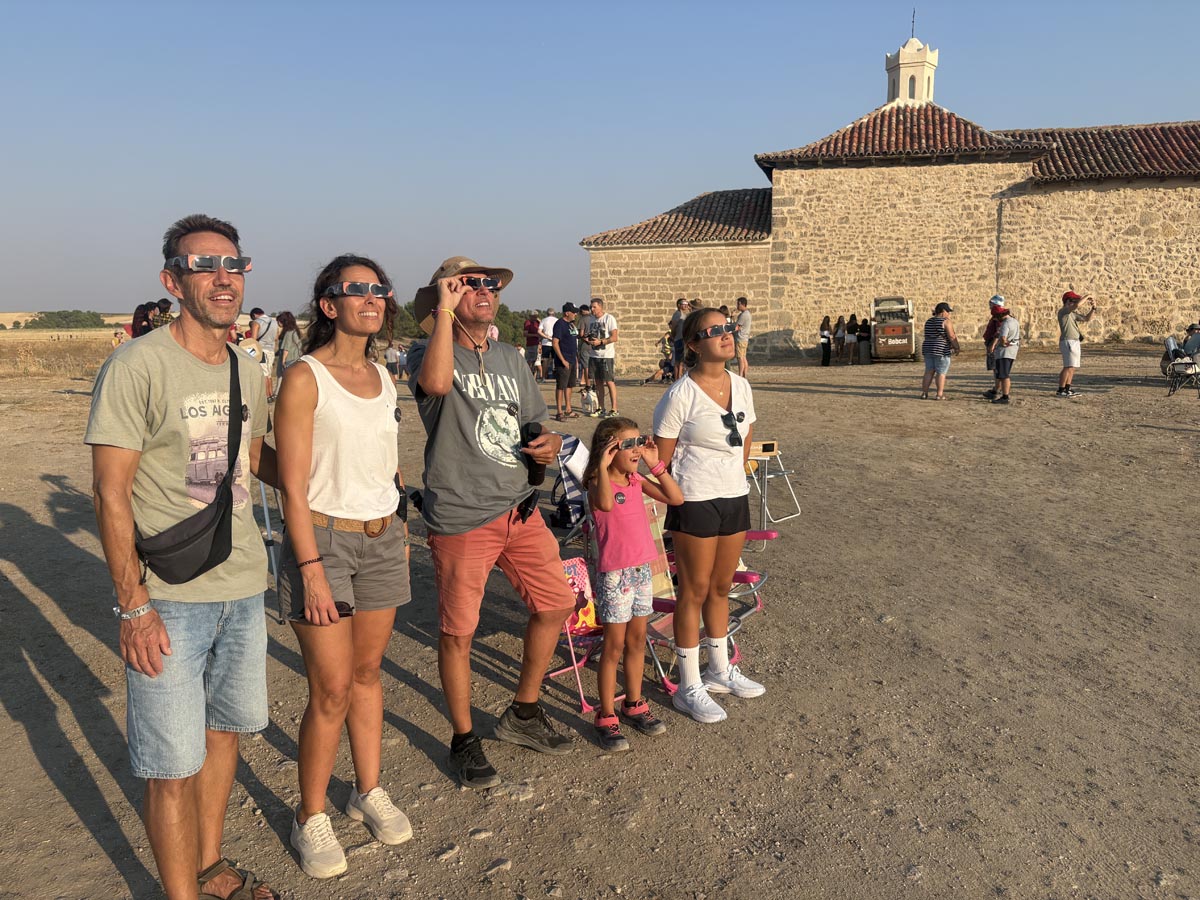 Grupo observando el eclipse solar de 2026