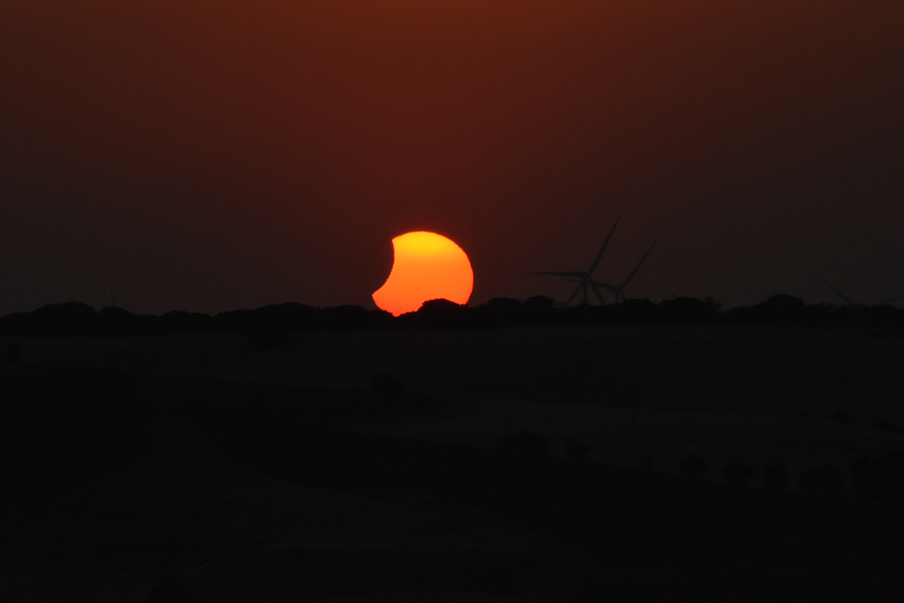 atardecer durante un eclipse solar