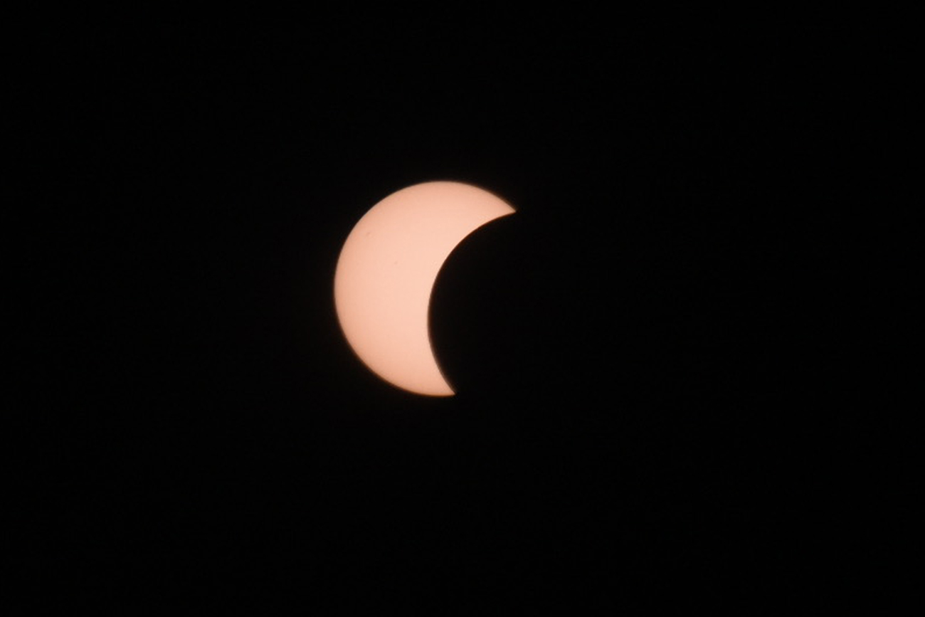 Primer contacto del eclipse solar.
