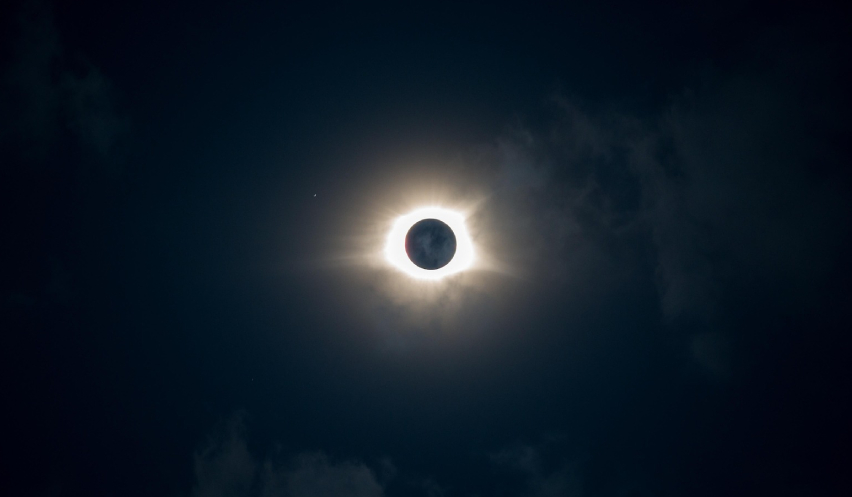 Fotografía de un eclipse solar con fondo oscuro.