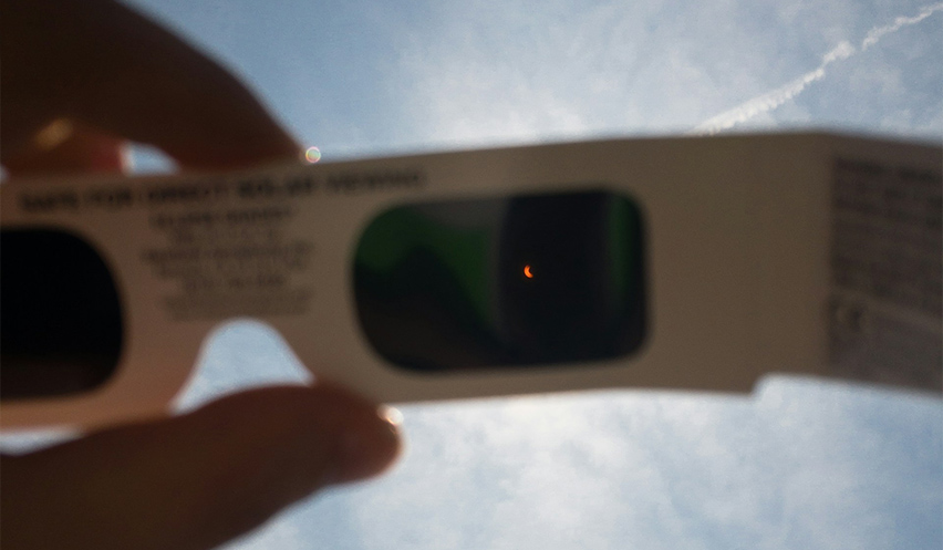 Cómo se observa un eclipse en el cielo con unas gafas protectoras.