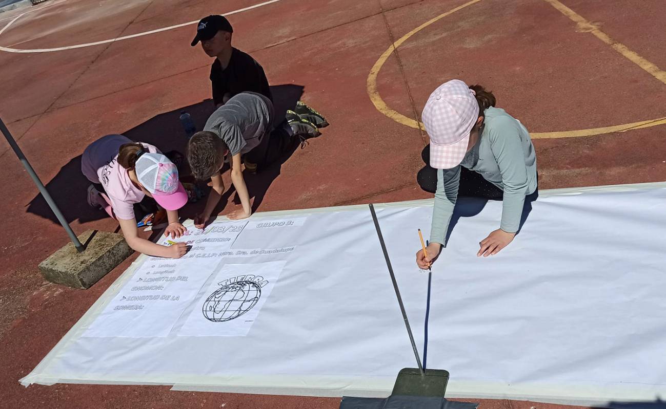Niños anotan la evolución de la sombra y diversa información en el colegio de Segura de León (Badajoz). / C.E.I.P. Ntra. Sra. de Guadalupe