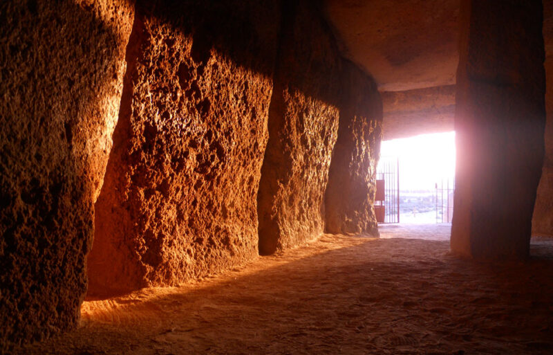 Fotografía de los rayos de sol durante el solsticio de verano en la cámara del Dolmen de Menga. Imagen: Patricia Pérez