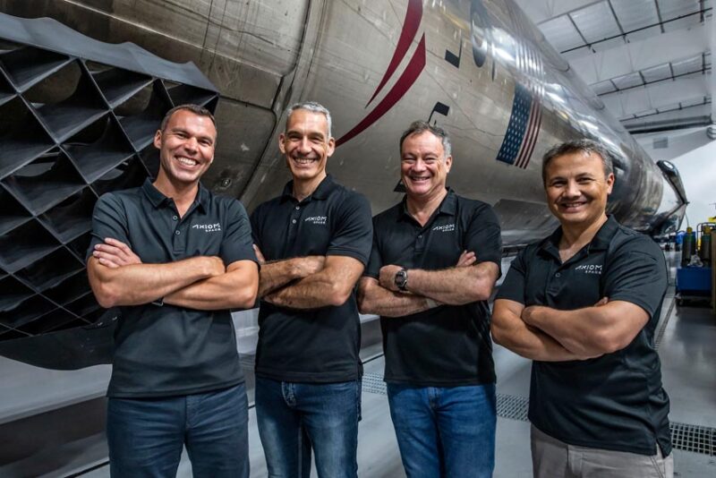 tripulación de la misión Axiom 3 junto al Falcon 9