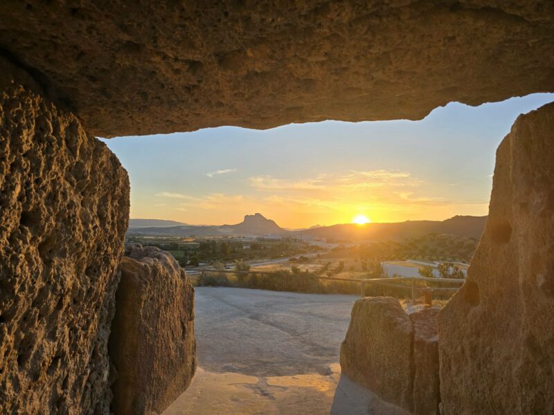 Amanecer en dolmen de Menga