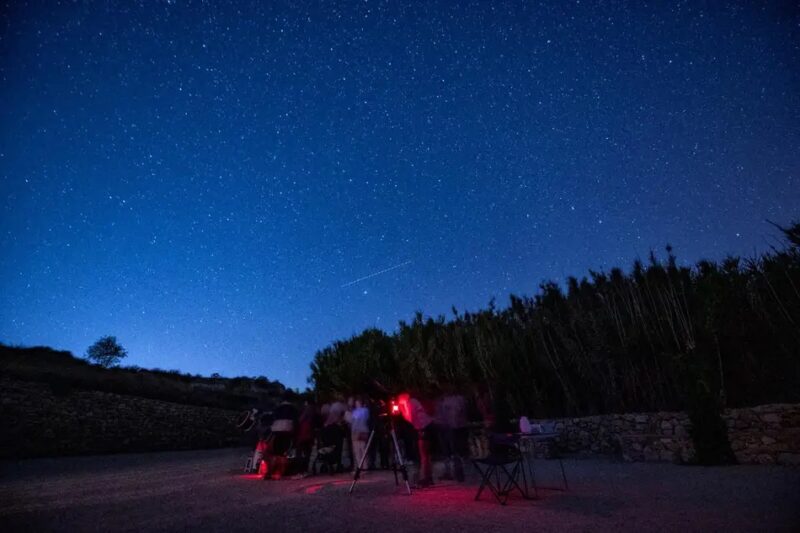 observación con telescopios durante las Perseidas