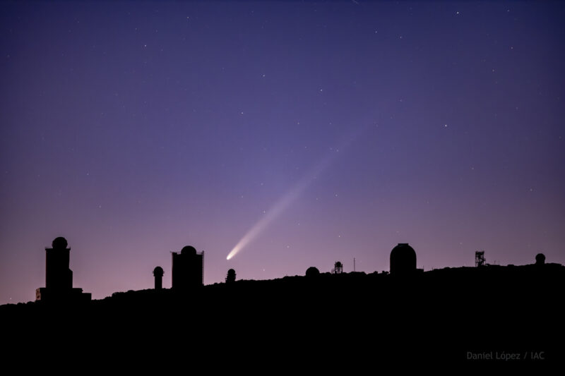 Cometa C/2023 A3 (Tsuchinshan–ATLAS) al amanecer con el perfil del Observatorio del Teide 