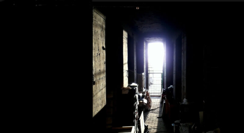 Momento de la entrada de los rayos de luz en la tumba QH33 en el solsticio de invierno de 2024.