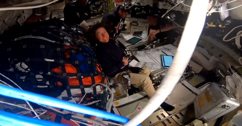 El lunes 6 de abril de 2026, seis días después del inicio de la misión Artemis II, los astronautas de la NASA Reid Wiseman, Victor Glover y Christina Koch, y el astronauta de la CSA (Agencia Espacial Canadiense) Jeremy Hansen superaron el récord de la mayor distancia alcanzada desde la Tierra en un vuelo espacial tripulado, que anteriormente había sido establecido por la misión Apolo 13 en 1970. / Crédito: NASA